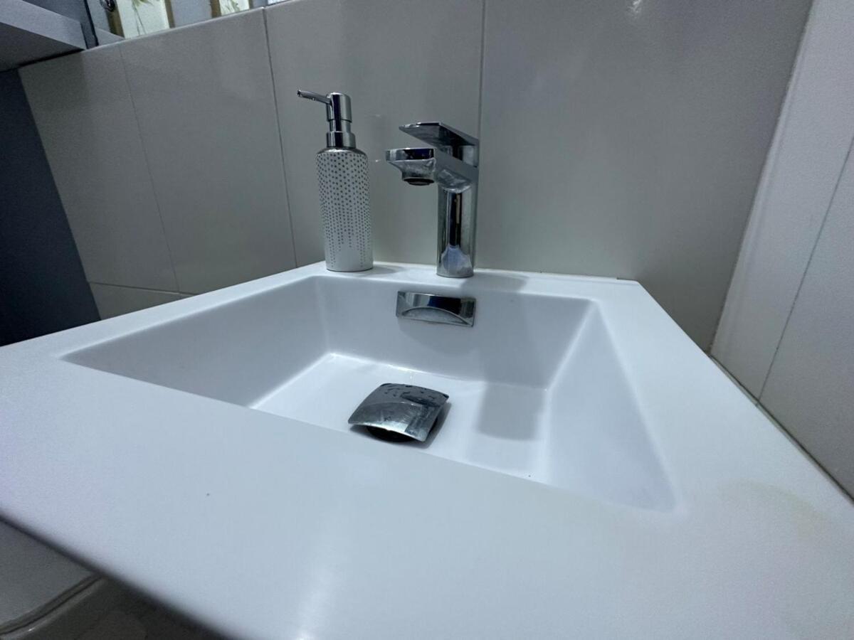 One Bedroom City Apartment Fully Ac With 24Hrs Security Kingston Exteriör bild