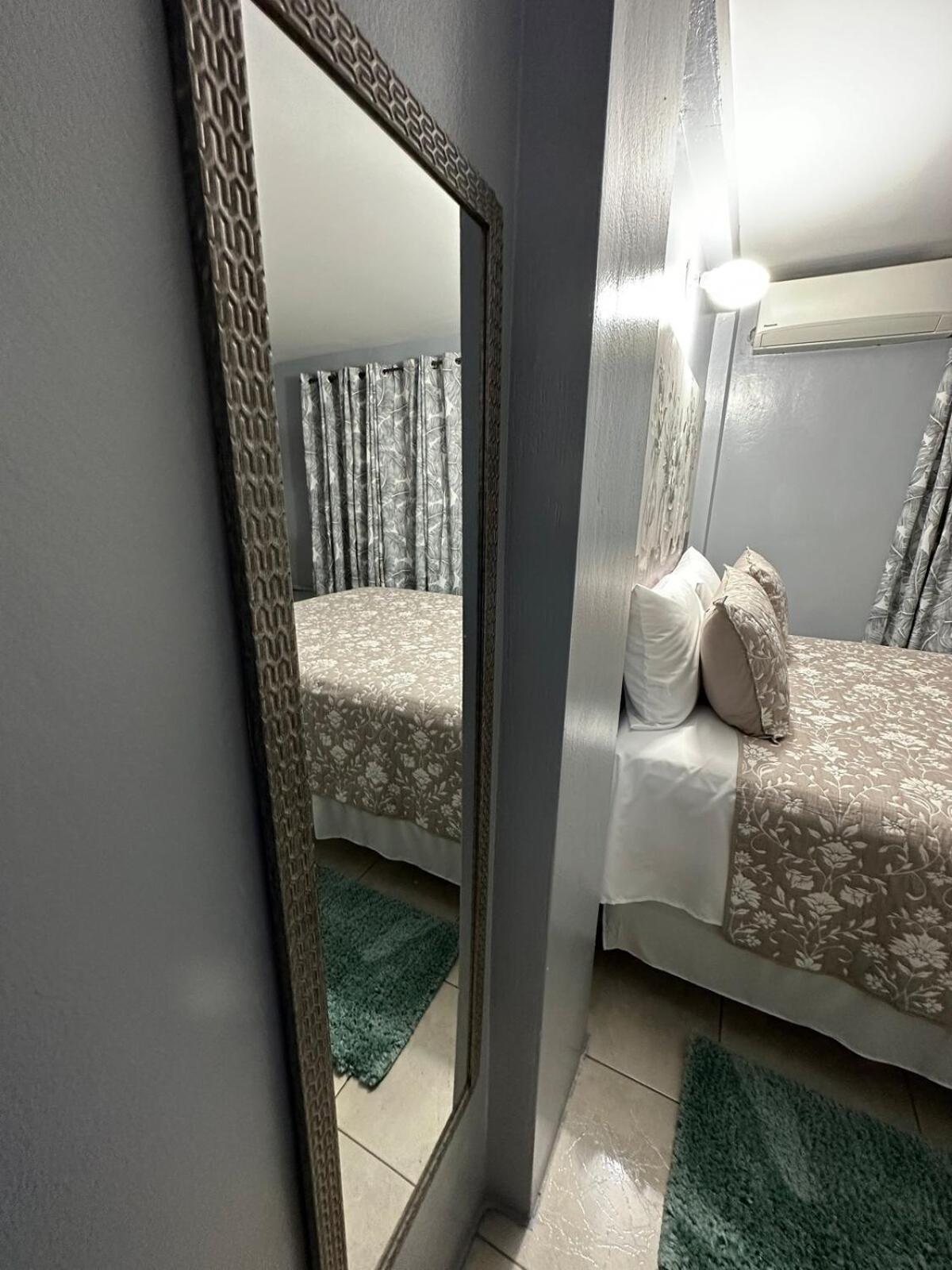 One Bedroom City Apartment Fully Ac With 24Hrs Security Kingston Exteriör bild