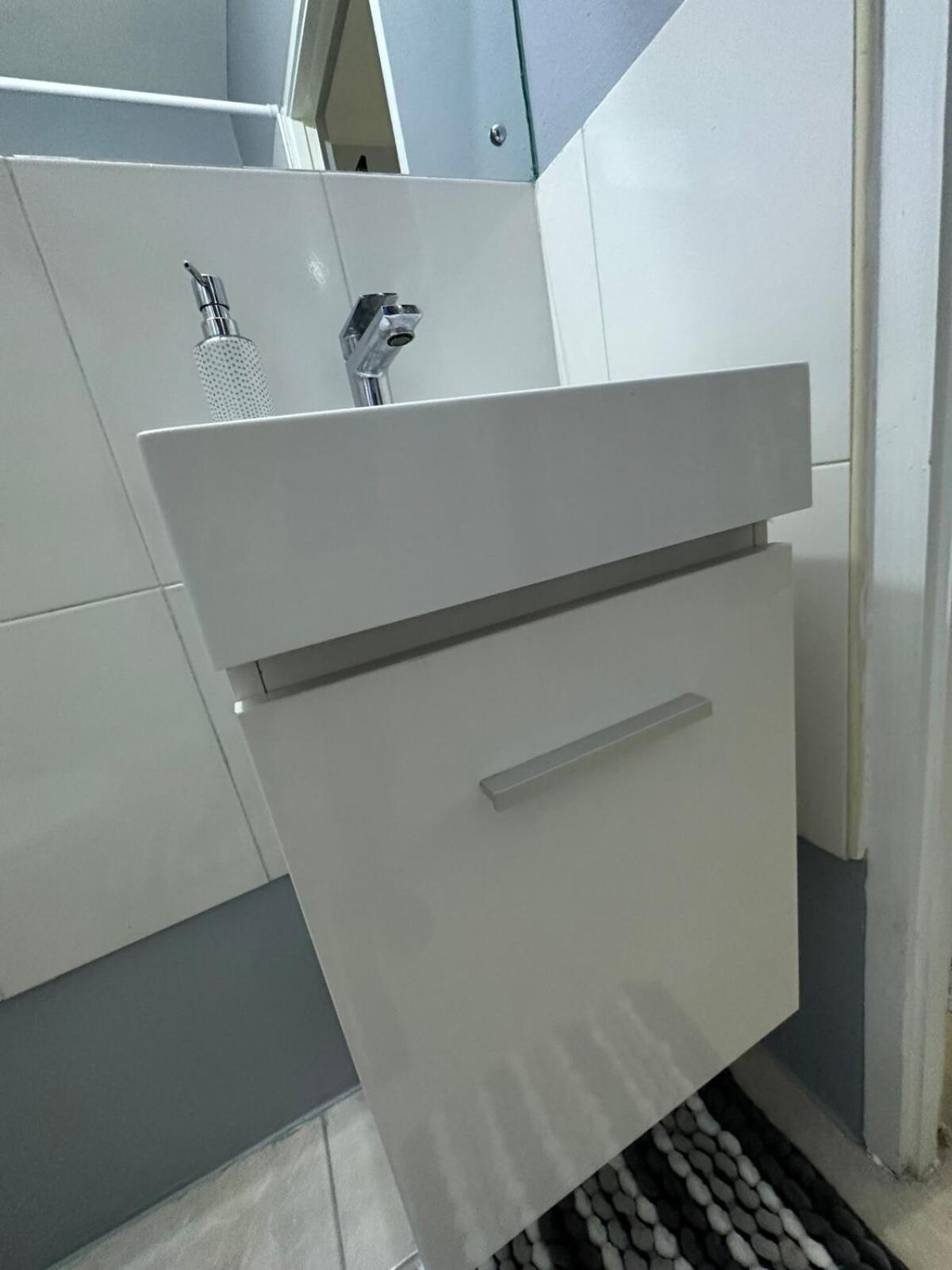 One Bedroom City Apartment Fully Ac With 24Hrs Security Kingston Exteriör bild