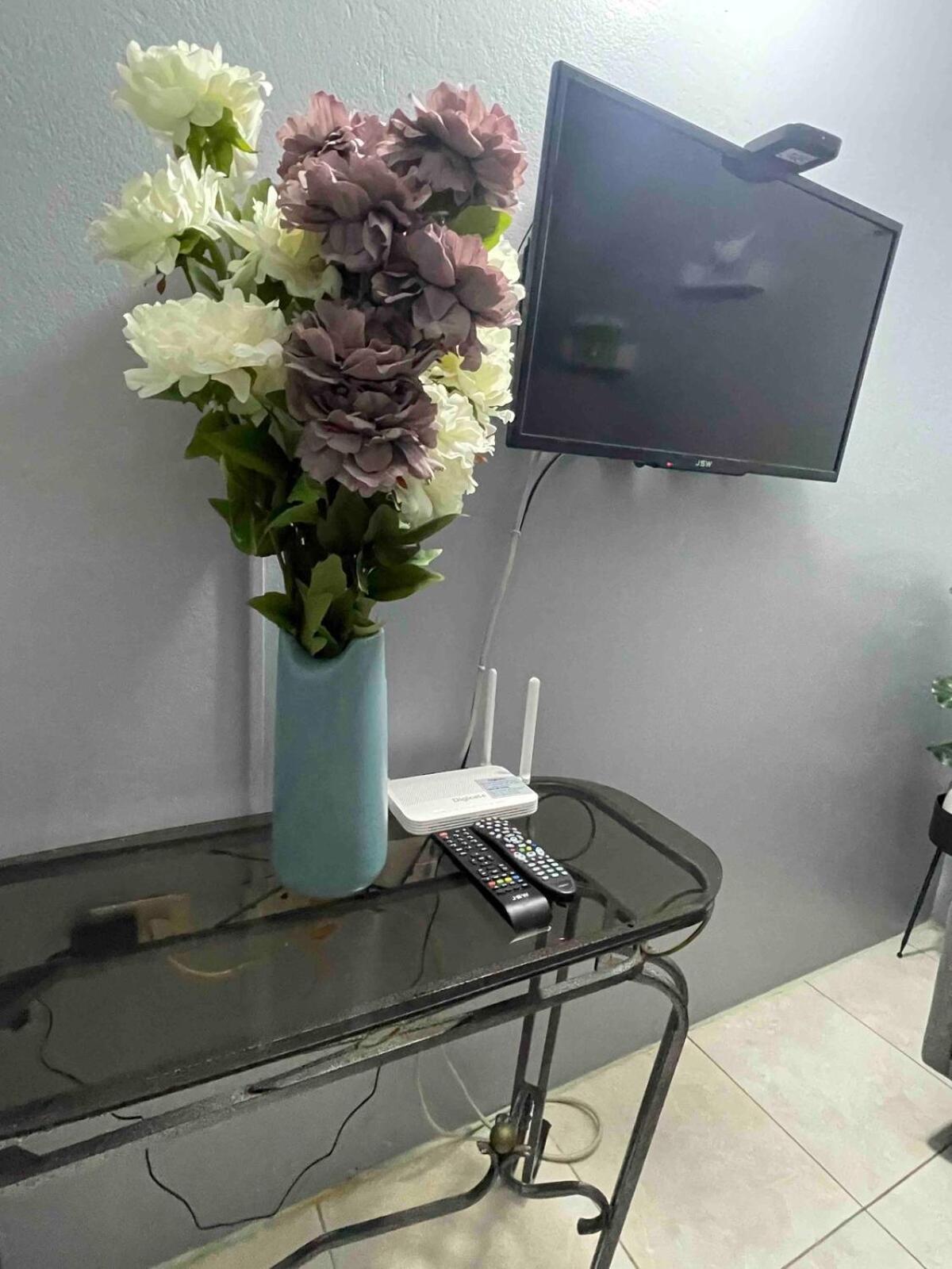 One Bedroom City Apartment Fully Ac With 24Hrs Security Kingston Exteriör bild